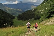 76 Insieme discendiamo dai Piani di Bobbio al Rif.Trifoglio ai Piani di Ceresola